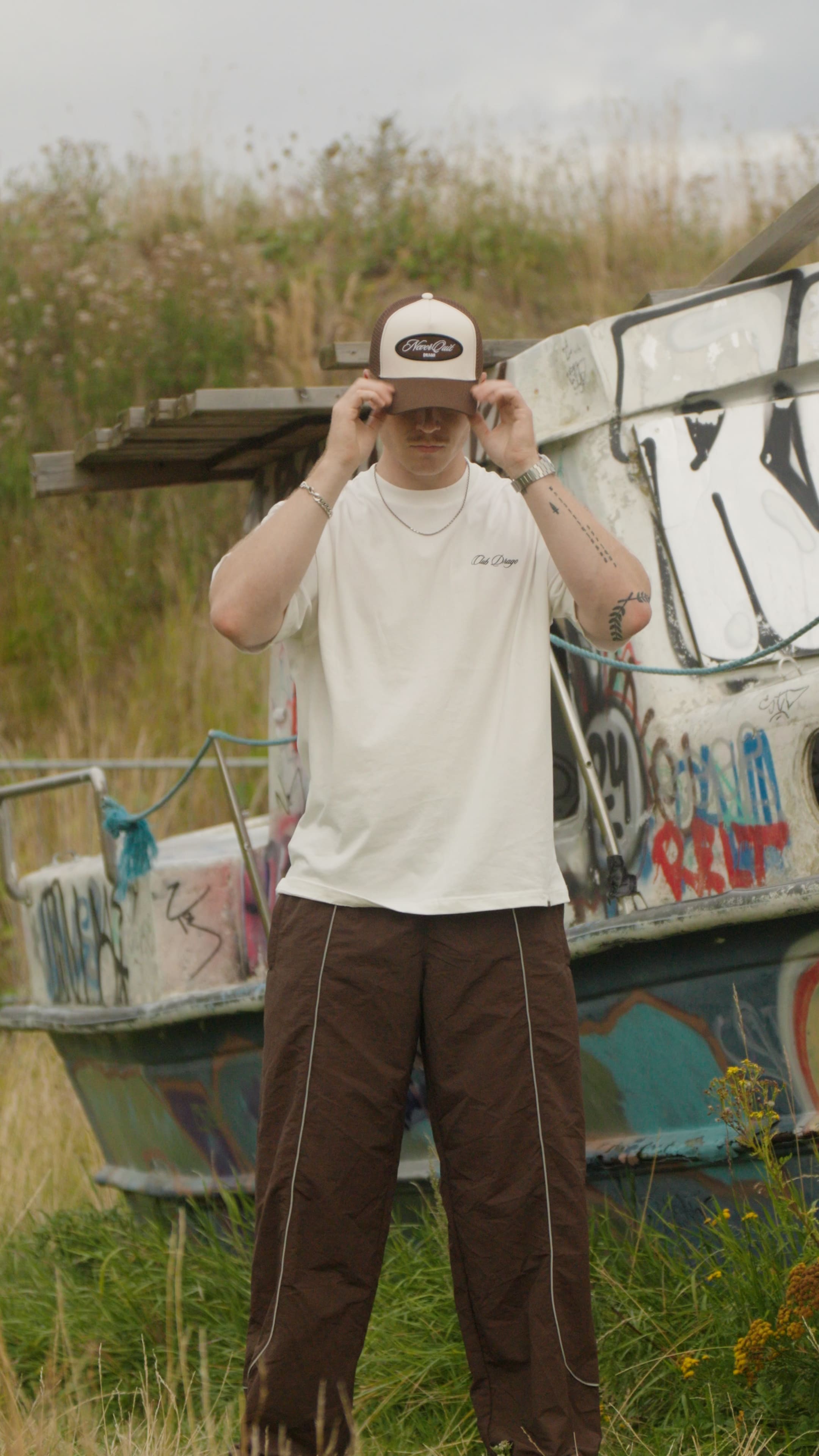 DRAGO Luxury Streetwear - Brun Mesh Trucker Cap, 100% Bomuld Oversized Hvid T-Shirt & Brune Track Pants