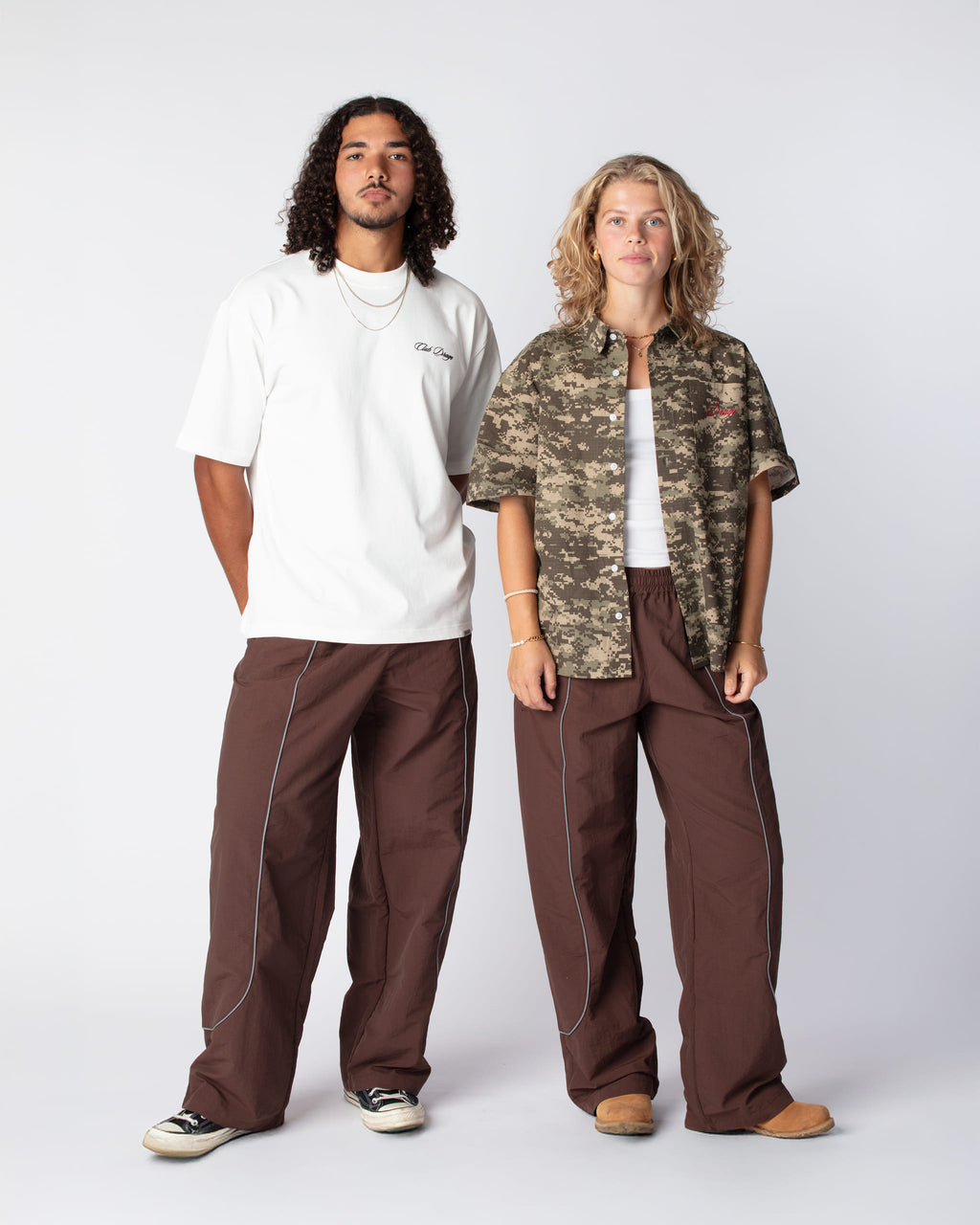 Full outfit shot of Ahmed and Nikoline in the Track Pants Olive, hightlighting the acclaimed wide fit silhoutte