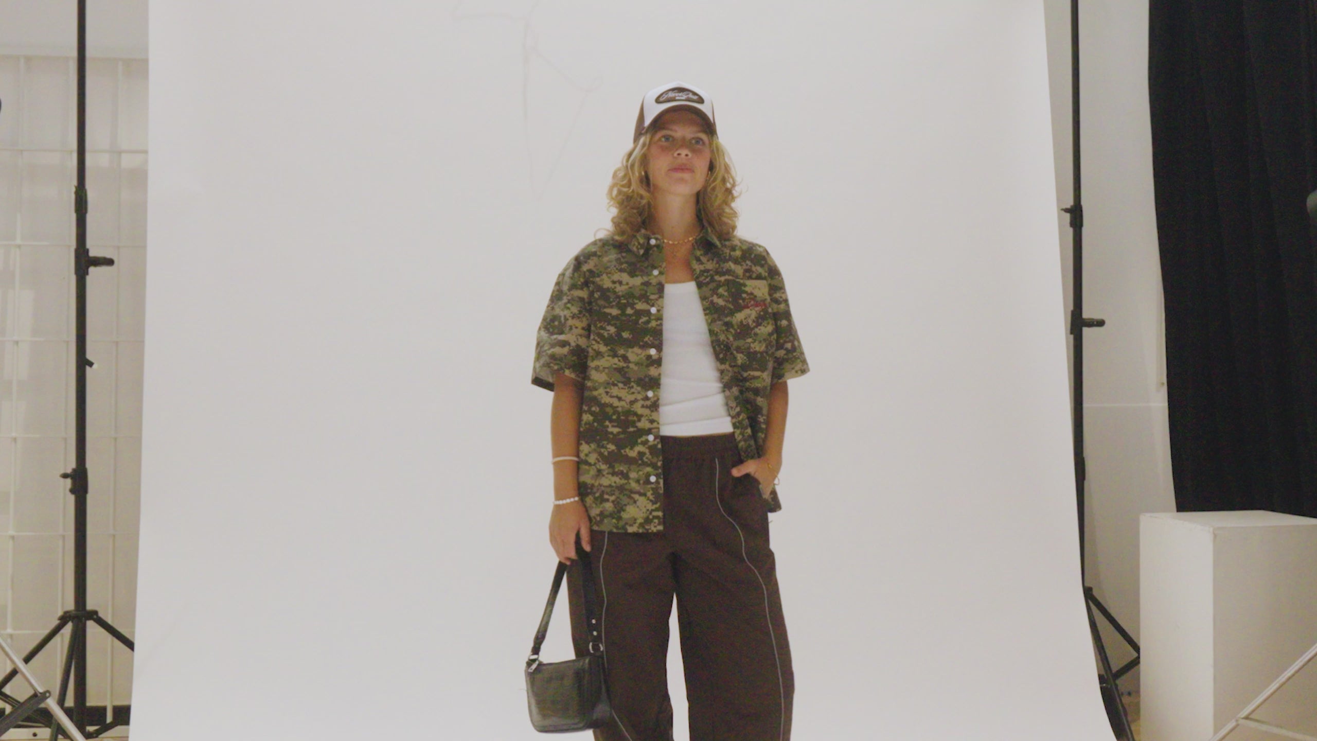 Vi introducerer vores NEW CHAPTER Kollektion, med Oversized T-Shirts, Straight Fit Track Pants, Box-Fit Skjorter og Trucker Caps. Vores take på Dansk Luxury Streetwear.